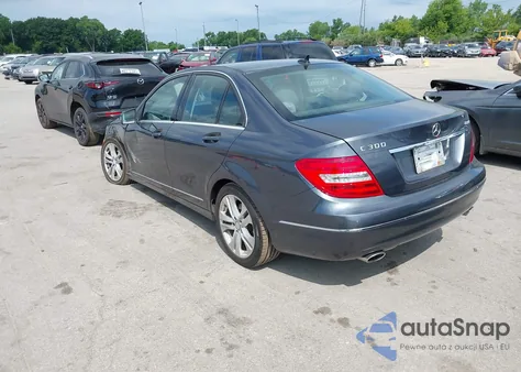 2013 Mercedes-Benz C 300 Luxury 4Matic/Sport 4Matic z USA, uszkodzony, nr VIN WDDGF8ABXDA837081